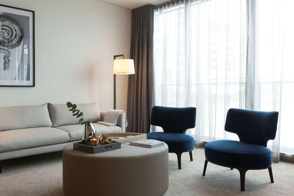 One Global Resorts Green Square Σίδνεϊ Ανέσεις φωτογραφία A living room at The Standard East Village