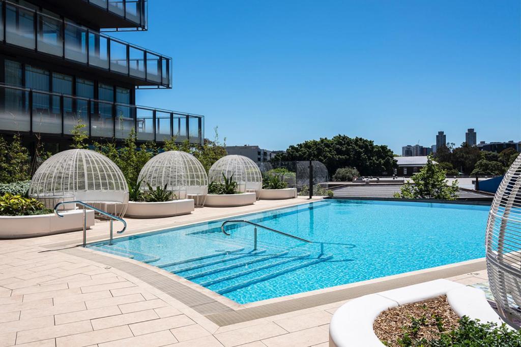 One Global Resorts Green Square Σίδνεϊ Εξωτερικό φωτογραφία The rooftop pool at The Standard East Village