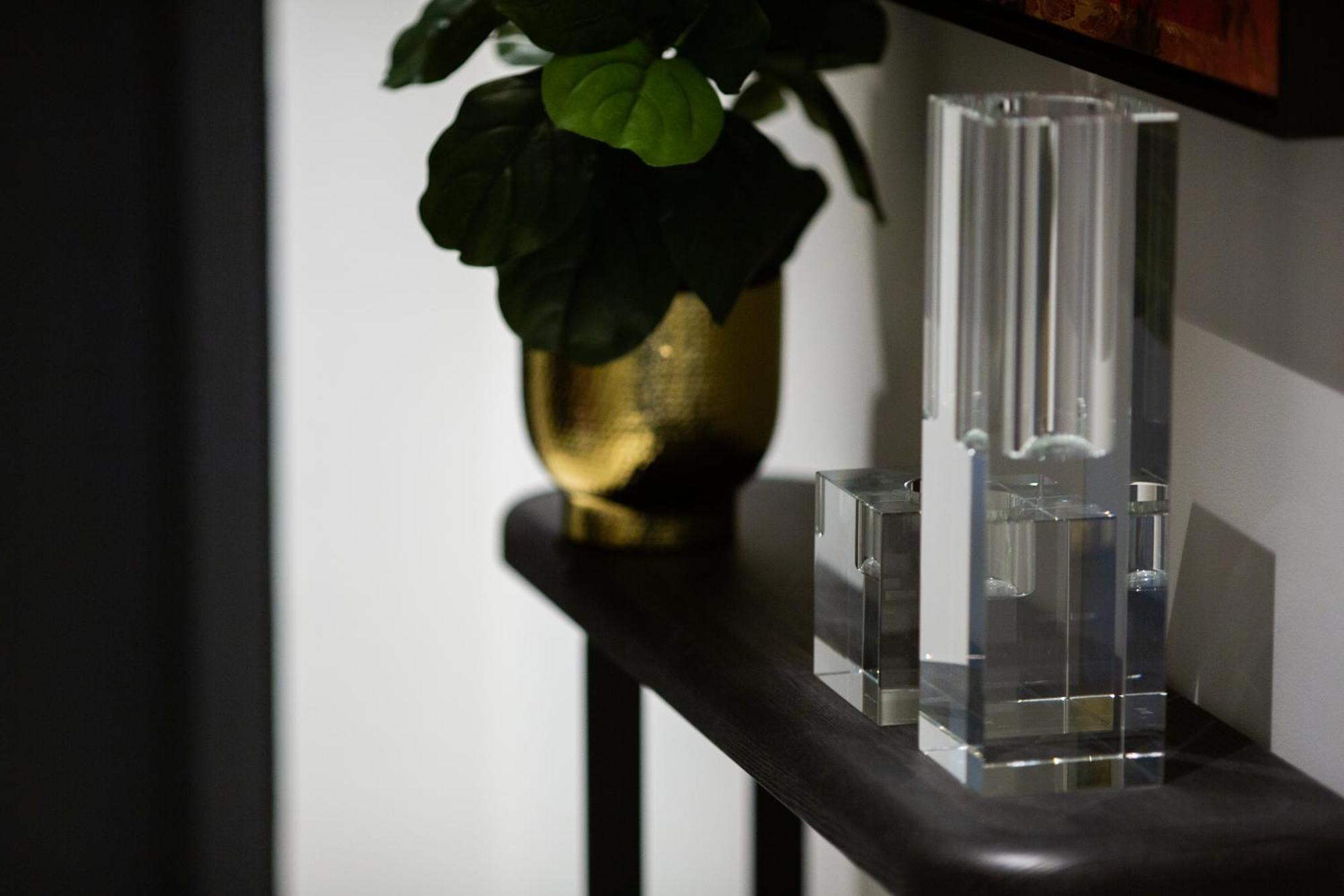 One Global Resorts Green Square Σίδνεϊ Εξωτερικό φωτογραφία A vase and candle holder