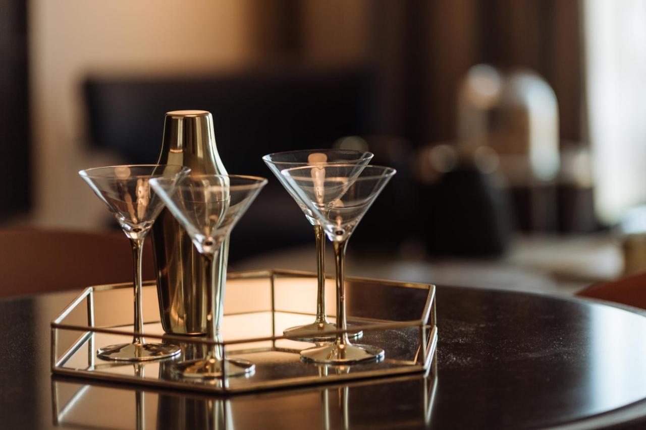 One Global Resorts Green Square Σίδνεϊ Εξωτερικό φωτογραφία A martini shaker and glasses